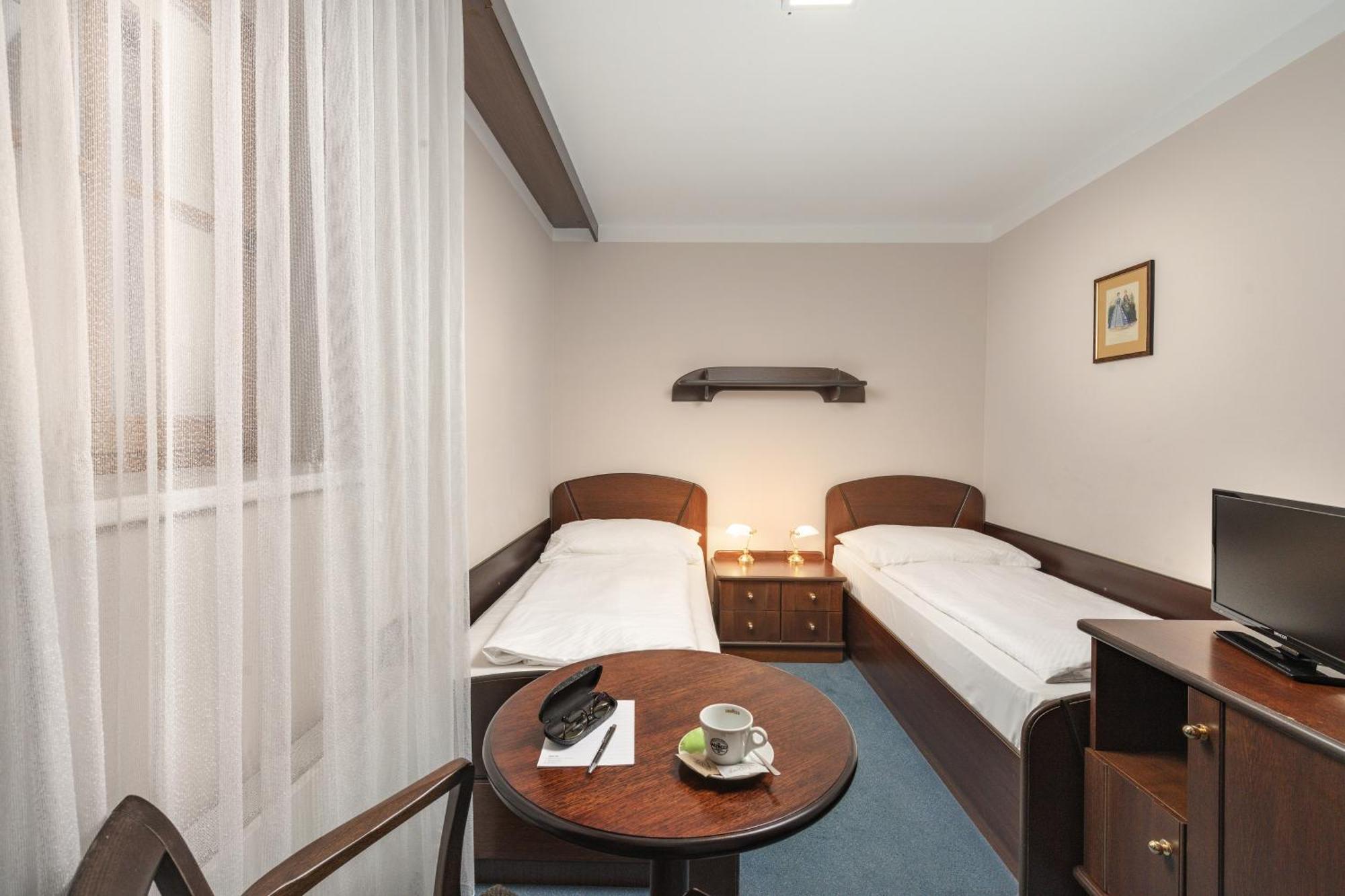 Hotel Zatisi ชปินด์เลอรูฟ มลิน ภายนอก รูปภาพ